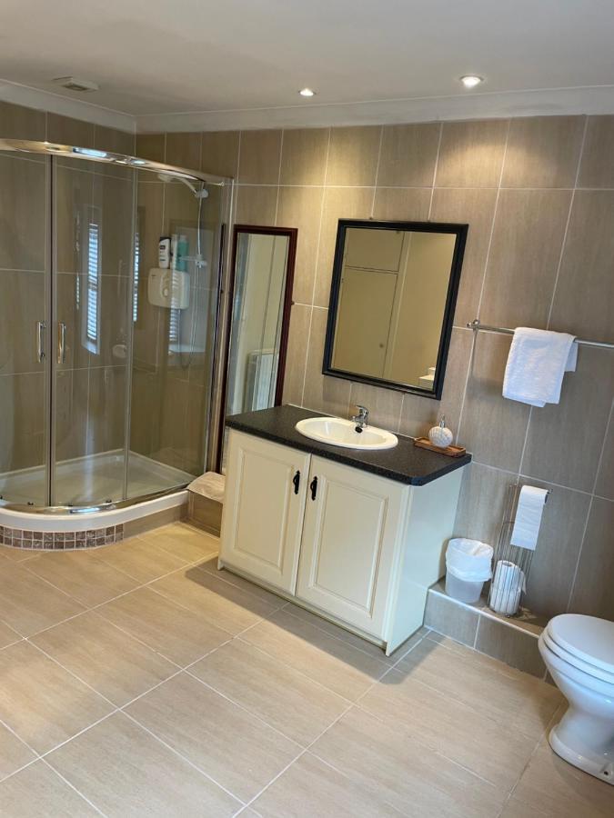 Apartamento Large Townhouse With Gardens Kingscourt Exterior foto